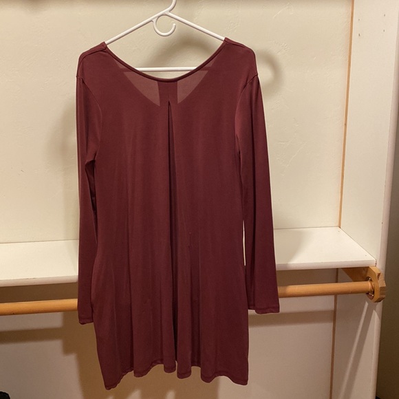 Sheer V neck long sleeve burgundy tunic with side pockets and pleated back - Picture 4 of 7